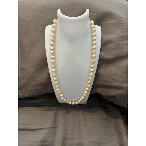 -NECKLACE Faux Pearls Creamy Color 19” Long Very Pretty - Picture 1 of 15